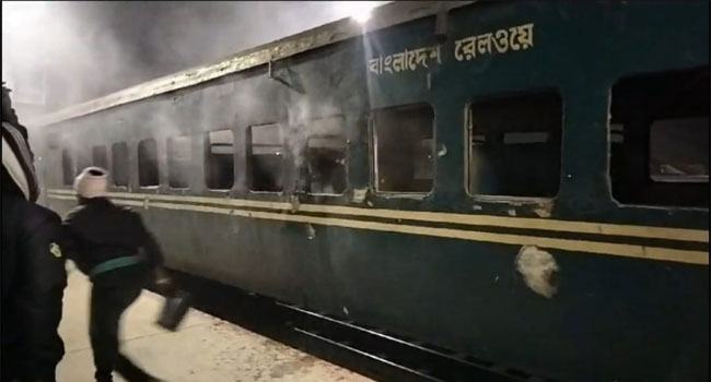 জয়পুরহাটে উত্তরা এক্সপ্রেস মেইল ট্রেনে আগুন