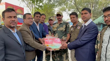 হিলি সীমান্তে বিজিবি-বিএসএফ-এর বিজয় দিবসের মিষ্টি বিনিময়