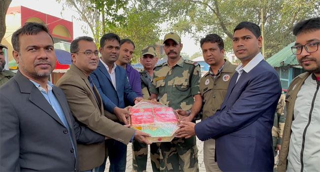 হিলি সীমান্তে বিজিবি-বিএসএফ-এর বিজয় দিবসের মিষ্টি বিনিময়