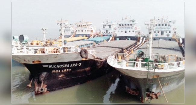 পদ্মায় নাব্যতা সঙ্কটে আটকা পড়লো ১০টি তেলবাহী জাহাজ