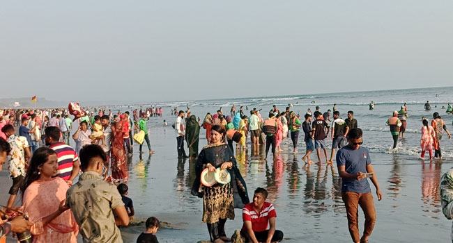 লাখো পর্যটকে মুখর কক্সবাজার