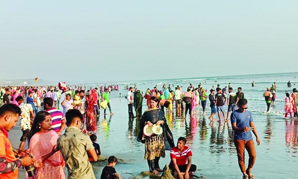 বিজয়ের উল্লাসে লাখো পর্যটকে মুখর কক্সবাজার