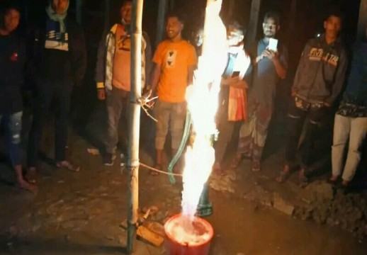 লাকসামে টিউবওয়েল থেকে বের হচ্ছে গ্যাস