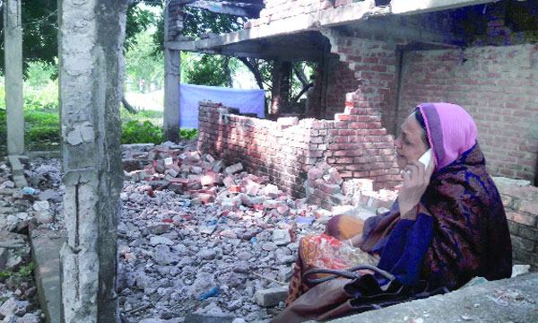 নড়াইলে জমি দখল করে ঘর ভেঙে দিলো সন্ত্রাসীরা