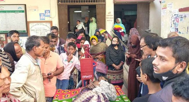 গাংনীতে ভ্যানে বাসের ধাক্কা, নিহত ১