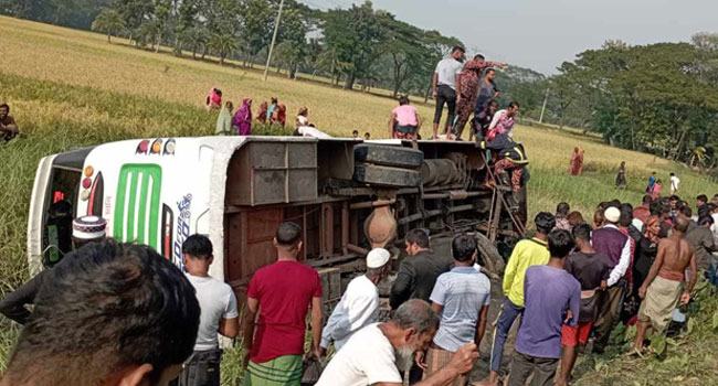 আমতলীতে সড়ক দুর্ঘটনায় বাসের হেল্পার নিহত, আহত ১০