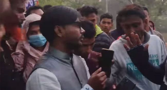 নির্বাচনী প্রচারে গিয়ে হামলার শিকার হি‌রো আলম