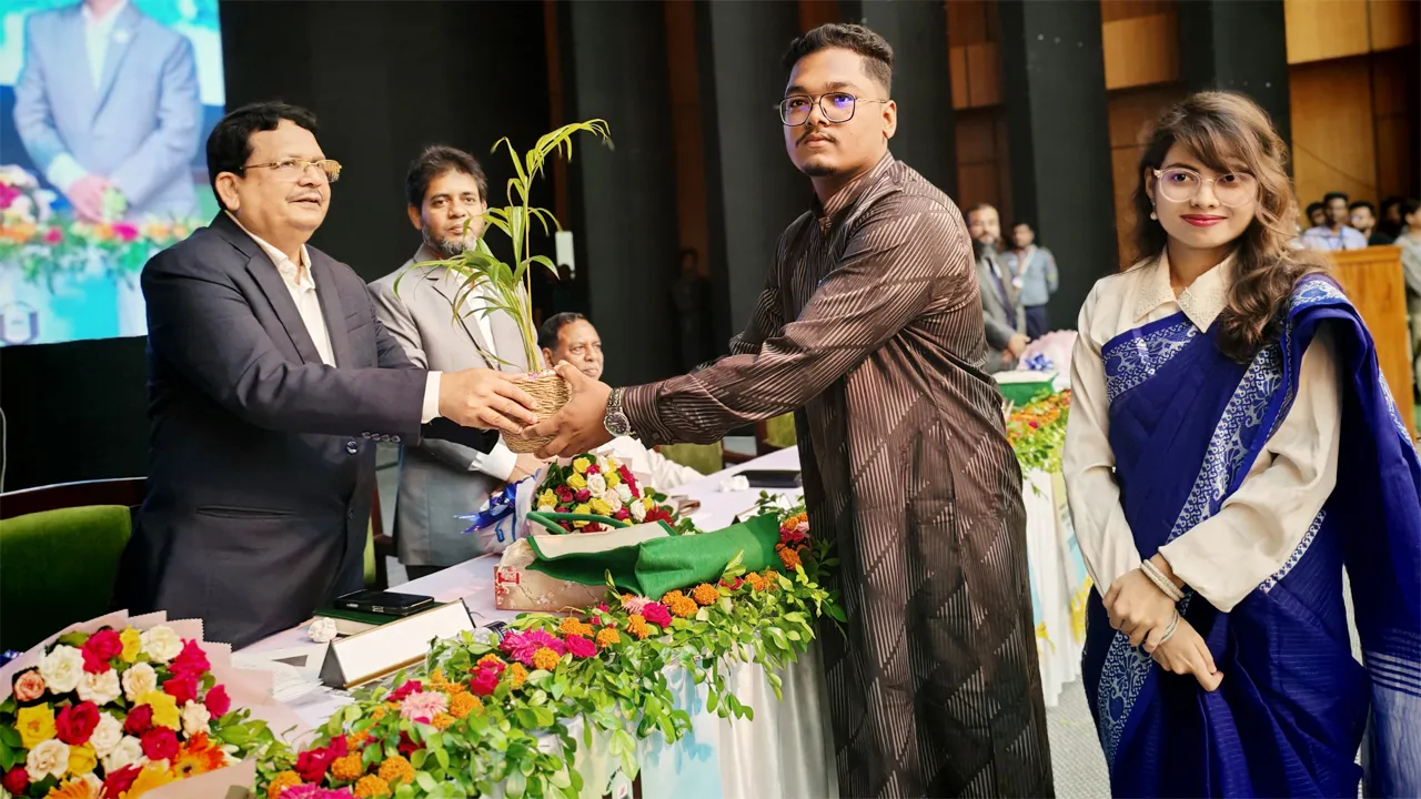 পাবিপ্রবিতে ৮০০ নবীন শিক্ষার্থীকে ইনডোর প্ল্যান্ট উপহার