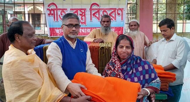 দেবিদ্বার হাজী আবদুস সামাদ ফাউন্ডেশনের আয়োজনে শীত বস্ত্র বিতরণ