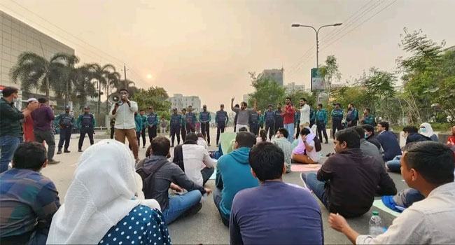 পিএসসির সামনে অবস্থান কর্মসূচি ৪৩তম বিসিএস ভাইভা প্রার্থীদের