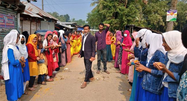 ফেনীতে নৌকার প্রচারে শিক্ষক-শিক্ষার্থীদের বাধ্য করলেন স্কুল সভাপতি