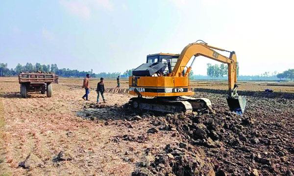 সাদুল্লাপুরে মাটি কারবারিরা গিলে খাচ্ছে কৃষিজমির টপসয়েল