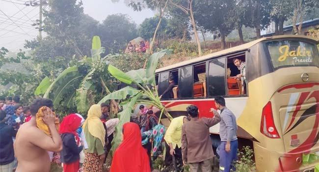 চকরিয়ায় বাসের সাথে লেগুনার সংঘর্ষে নিহত ৪