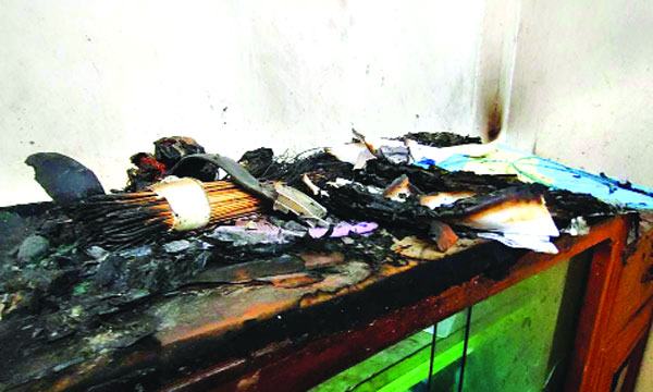 গফরগাঁওয়ে প্রতিপক্ষের সমর্থকের বাড়িতে মধ্যরাতে আগুন