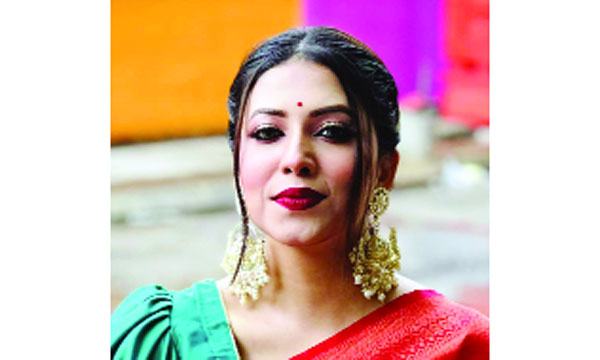 সিঙ্গাপুরের মাটিতেও বাঙালি সাজে স্বর্ণলতা