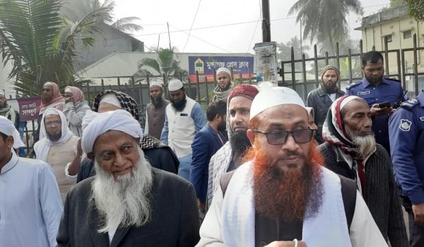 মৃণালকান্তি দাসের নামাজের বিষয় কটুক্তির প্রতিবাদে সংবাদ সম্মেলন