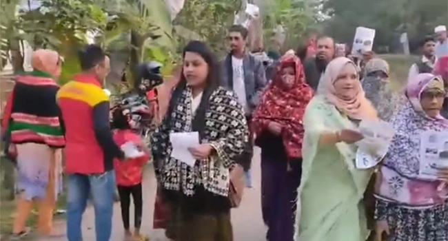 বরিশালে নৌকায় ভোট চাইলেন পোলিং কর্মকর্তা