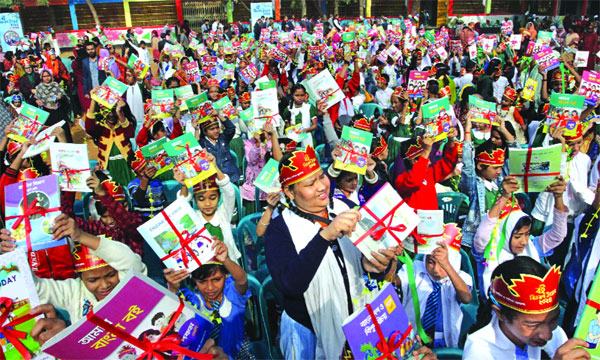 নতুন বইয়ের ঘ্রাণে মাতোয়ারা ৪ কোটি স্কুলশিক্ষার্থী