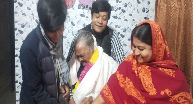 জয়পুরহাটে ১০৬ তম জন্মদিনে কেক কাটলেন মোহনী বালা