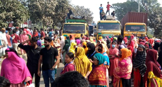 চান্দিনায় বকেয়া বেতনের দাবিতে গার্মেন্টস শ্রমিকদের মহাসড়ক অবরোধ, যাত্রী দুর্ভোগ চরমে