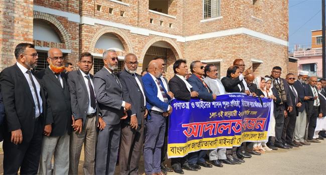 বরিশালে আইনজীবীদের আদালত বর্জন ও দক্ষিণ জেলা বিএনপির লিফলেট বিতরণ