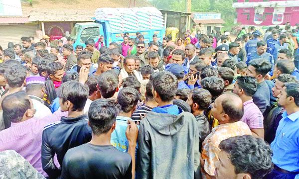 বকেয়া বেতনের  দাবিতে কুমিল্লায় মহাসড়ক অবরোধ
