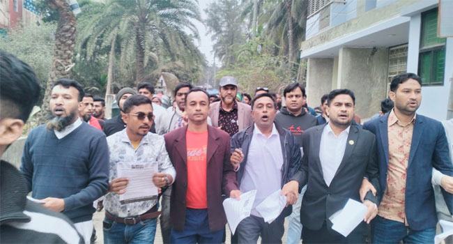 নোয়াখালীতে স্বেচ্ছাসেবক দলের বিক্ষোভ মিছিল