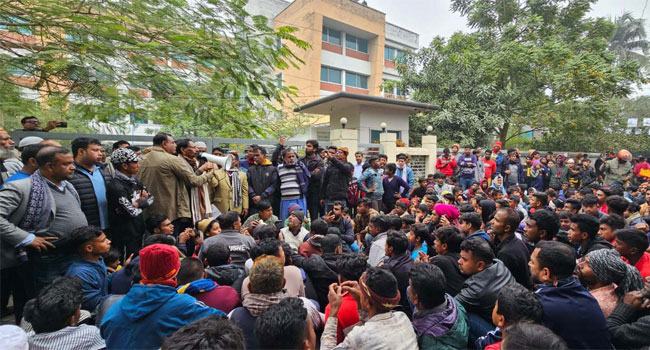 প্রচারণায় বাধার প্রতিবাদ ও মামলা প্রত্যাহারের দাবিতে থানা ঘেরাও স্বতন্ত্র প্রার্থীর সমর্থকদের