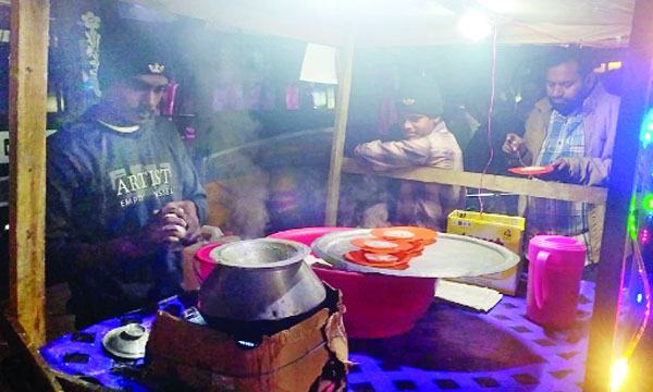 বারইয়ারহাট বাজারে প্রতিদিন লাখ টাকার পিঠা বিক্রি