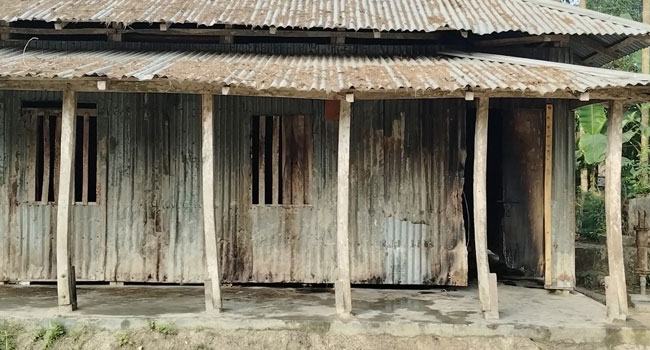 দশমিনায় ভোটকেন্দ্রে আগুন
