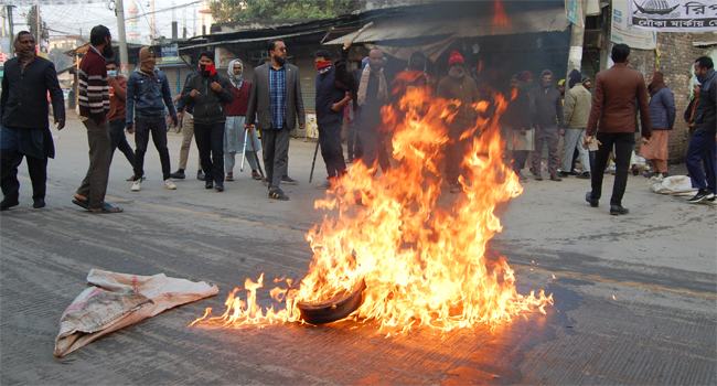 বগুড়ায় হরতালে গাড়ি ভাঙচুর, রাস্তায় আগুন