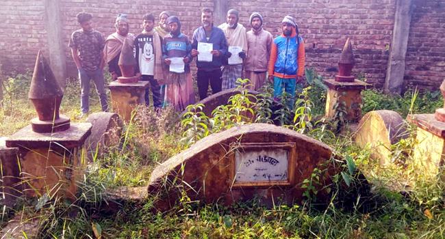 পিরোজপুরে কবরবাসীকে ভোট না দিতে বিএনপি নেতাদের আহ্বান!