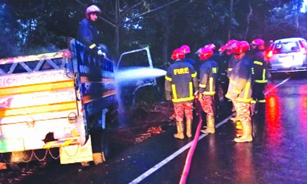 মিরসরাইয়ে মহাসড়কে লোহার পাত ঢুকে অর্ধশত গাড়ি পাংচার