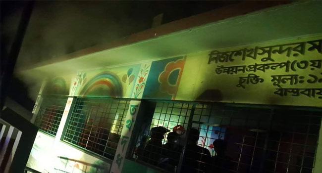 লালমনিরহাটে ভোট কেন্দ্রে আগুন ধরিয়ে দিলো দুর্বৃত্তরা