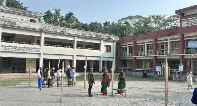 রাঙ্গাবালীর ভোটকেন্দ্রে ভোটার উপস্থিতি নেই