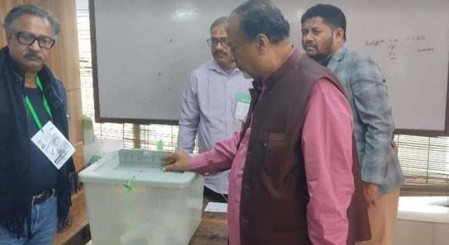 মা-বাবার কবর জিয়ারত করে ভোট দিলেন সেলিম ওসমান