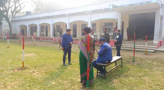 ফাঁকা কেন্দ্র, সাংবাদিক দেখে ভোটার খোঁজার চেষ্টা