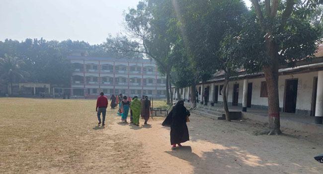 মির্জাপুরে কম ভোটার উপস্থিতিতে চলছে দ্বাদশ সংসদ নির্বাচনের ভোট গ্রহণ