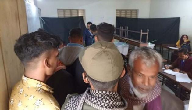 বুথে অজ্ঞাতদের উপচেপড়া ভিড়