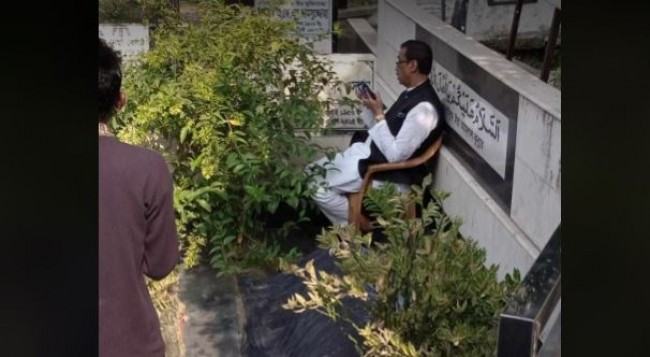 ভোট দেয়ার আগে মা-বাবার কবরে কোরআন তেলাওয়াত শামীম ওসমানের