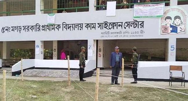 ঝালকাঠিতে ৫৪টি ব্যালট ছিনিয়ে নিয়ে সিল মারল ইউপি চেয়ারম্যান
