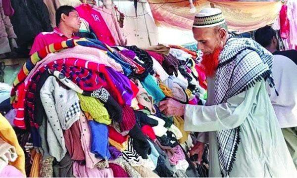 চৌগাছায় হঠাৎ প্রচণ্ড শীতে বেড়েছে গরম কাপড় বিক্রি