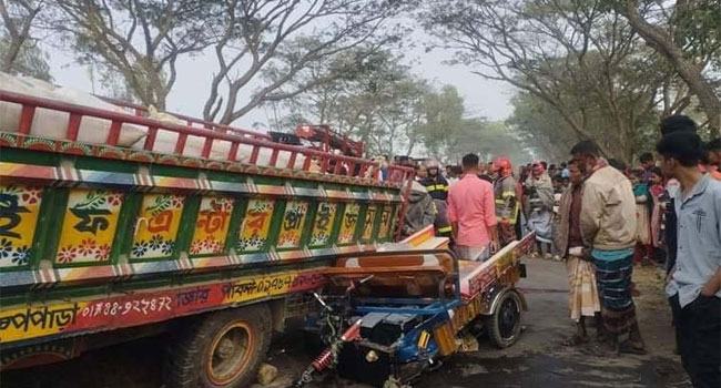 সিরাজগঞ্জে সড়ক দুর্ঘটনায় ২ জন নিহত