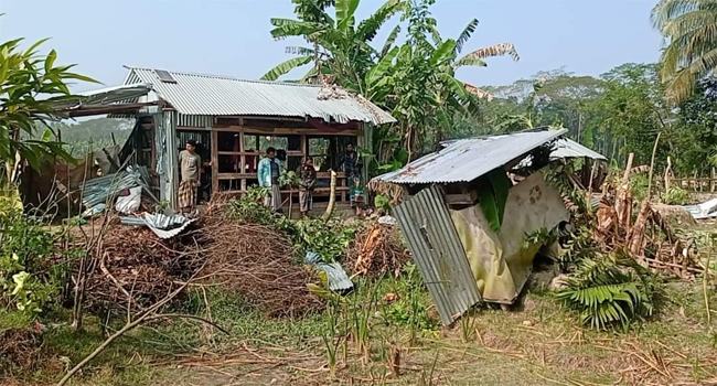 কাঁঠালিয়ায় ২টি ঘরে হামলা, ভাঙচুর ও লুটপাট