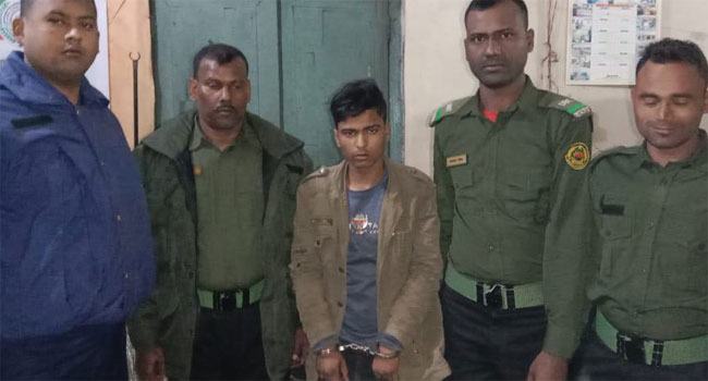 গফরগাঁওয়ে ট্রেনে পাথর নিক্ষেপের ঘটনায় যুবক আটক