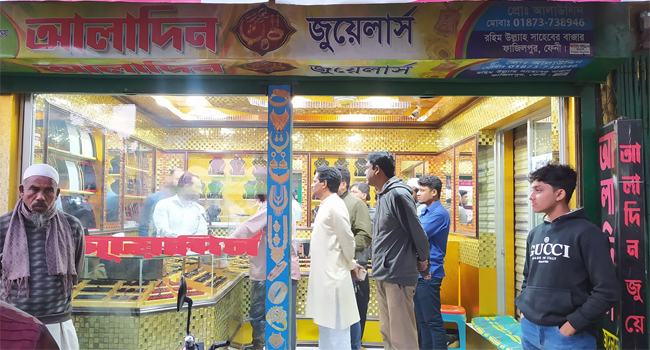 ফেনীতে দিনদুপুরে দোকান থেকে শতভরি স্বর্ণ লুট
