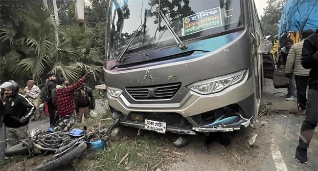 বড়াইগ্রামে বাস-ট্রাক ও মোটরসাইকেলের ত্রিমুখী সংঘর্ষ, নিহত ১ আহত ৫