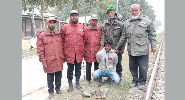 গফরগাঁওয়ে রেললাইনের স্লিপার প্লেট ও পিন খুলে নেয়ার সময় এক যুবক আটক