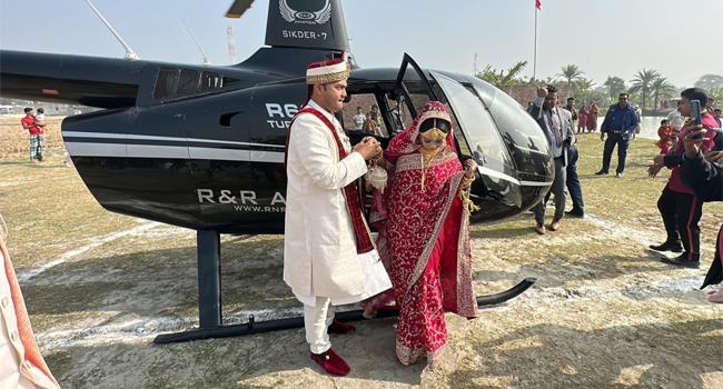 কুয়াকাটায় হেলিকপ্টারে চড়ে এলো চিকিৎসক দম্পতি