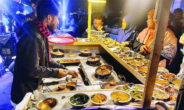 একটা চিতই পিঠা কিনলে ২১ পদের ভর্তা ফ্রি